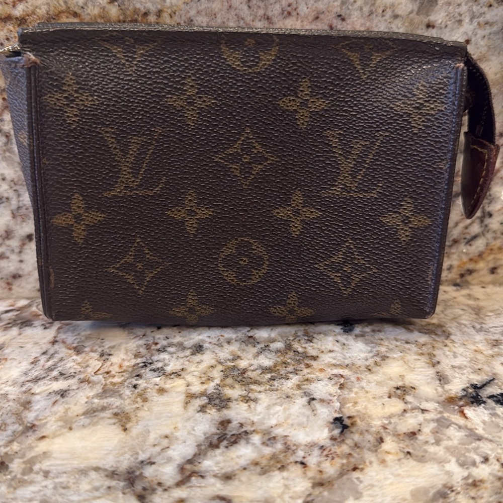 Louis Vuitton Toiletry 15 Monogram - Picture 2 of 8
